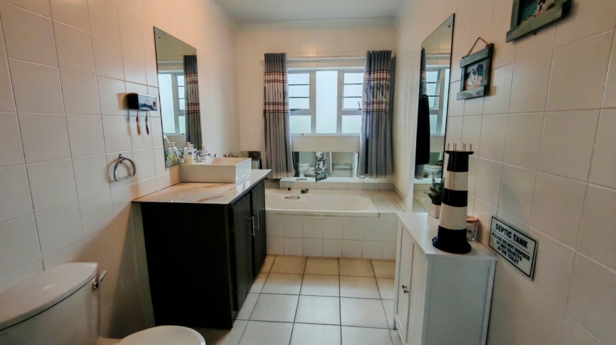 4 Bedroom Property for Sale in Riverside Western Cape